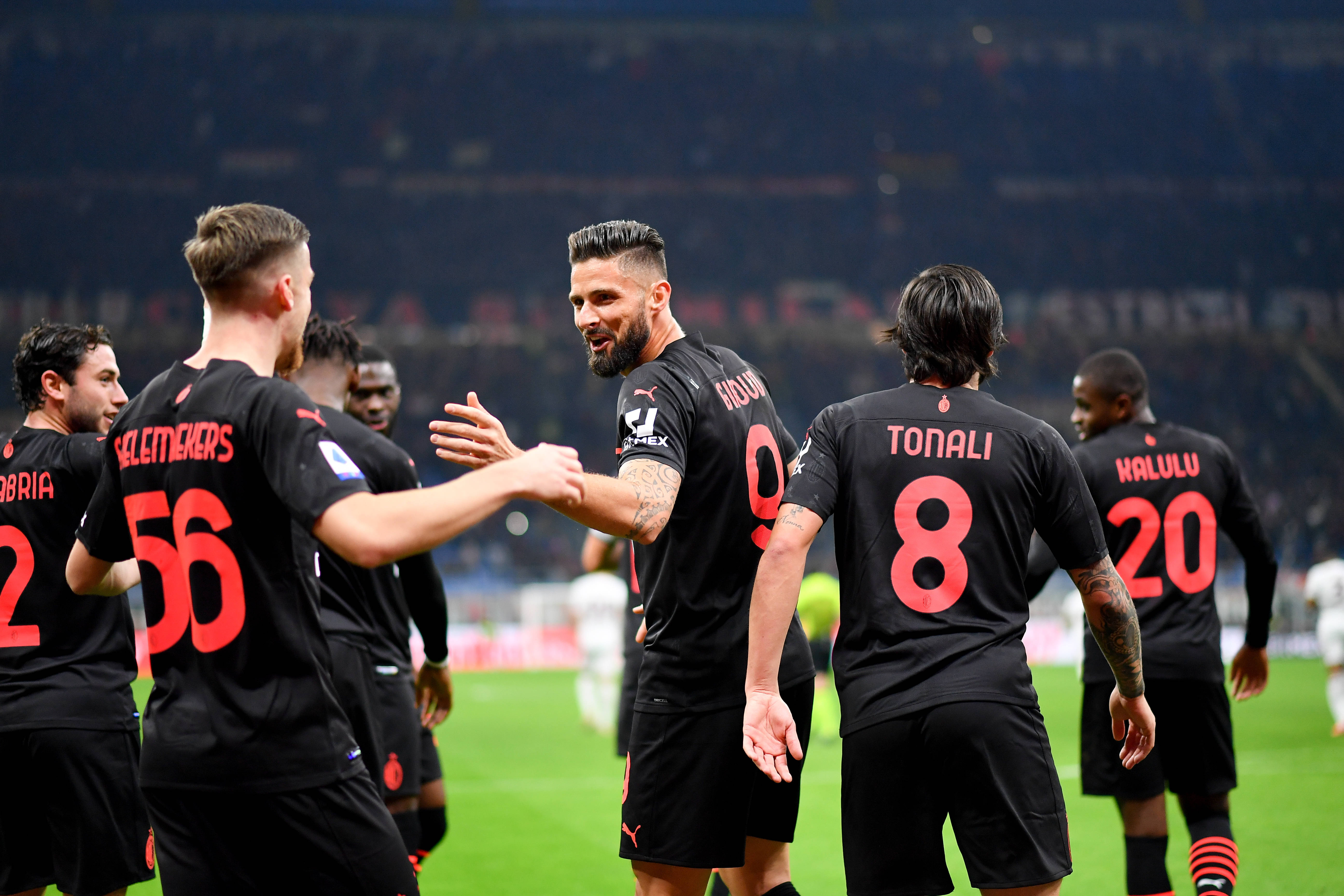 墨西哥一处世界杯训练场地状况百出：一角长满了树，边线是弯的（墨西哥一世界杯训练场问题频出：角落长树、边线不直）