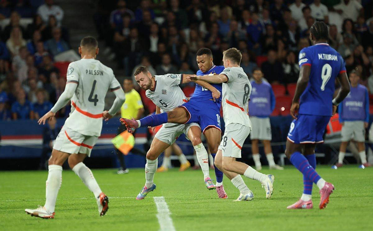 索尔斯克亚拿到了足球史上最漂亮的战术红牌！（索尔斯克亚上演足坛最经典的战术红牌）