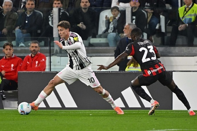 埃默松：我并不怀念在米兰的日子；那儿的人聊我比聊C罗还多（埃默松直言不恋米兰：在那里谈论我的人比谈C罗的还多）