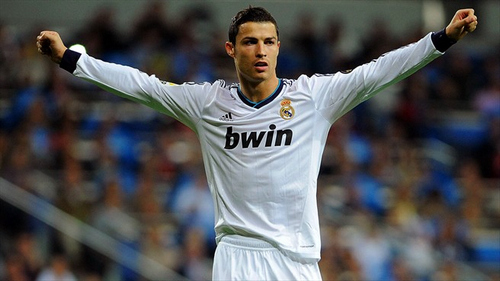 误判，意丁联赛中皮球从边网打进，裁判判罚进球有效（判罚失误：意丁赛场皮球从边网入网，主裁判定进球有效）