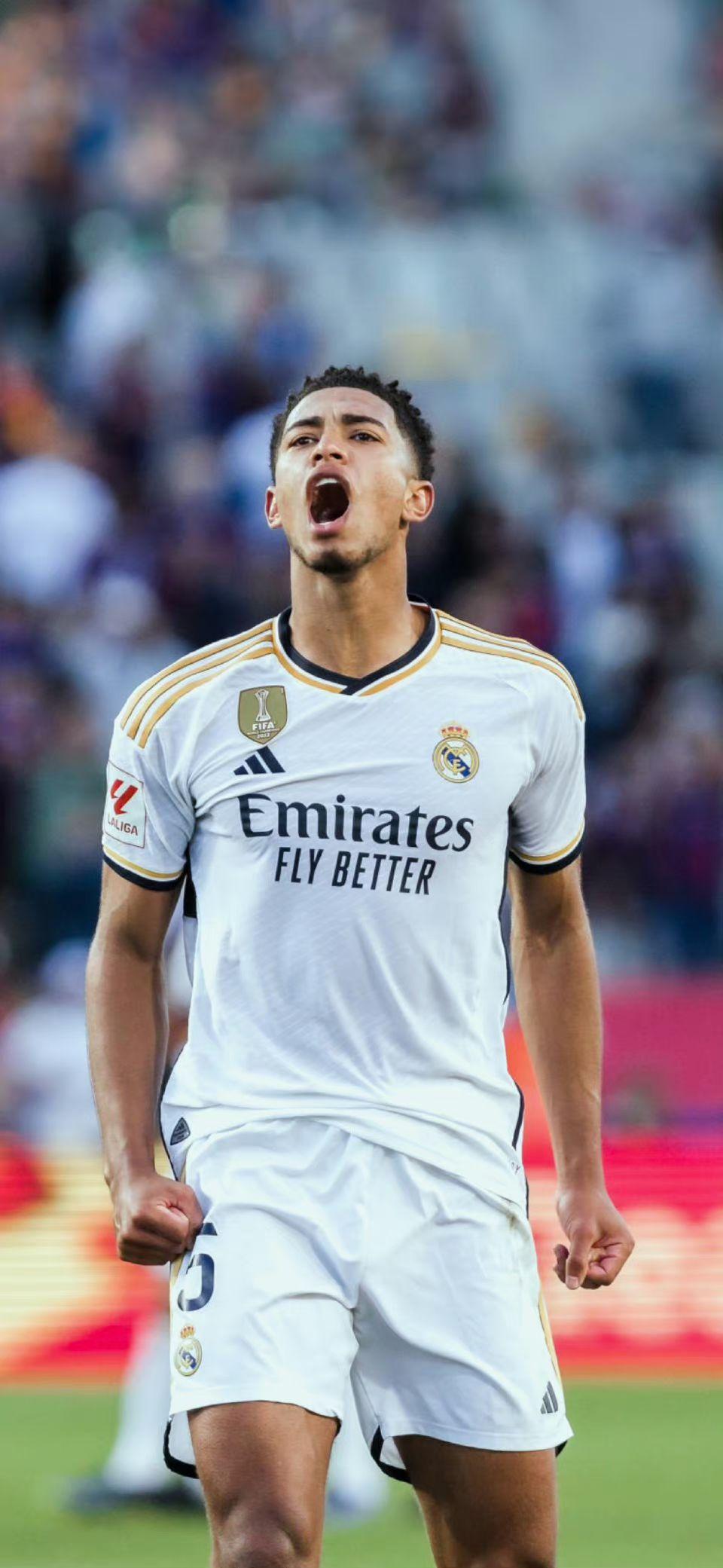 记者：多家豪门有意荷甲19岁中场斯密特，后者被标价2200万镑（多家豪门相中荷甲19岁中场斯密特，标价2200万英镑）