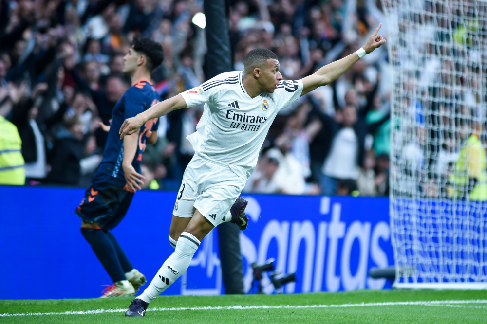 图片报：拜仁续约于帕总价1.2亿欧，购施洛特贝克则需1.25亿欧（德媒：拜仁与于帕续约总投入1.2亿欧，若签施洛特贝克预计花费1.25亿欧）