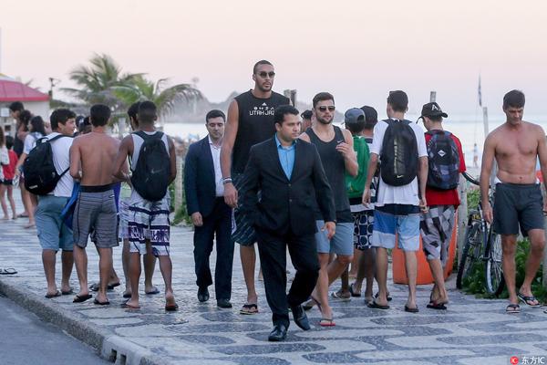 足球历史十大传奇球星（足坛史上十位传奇巨星）