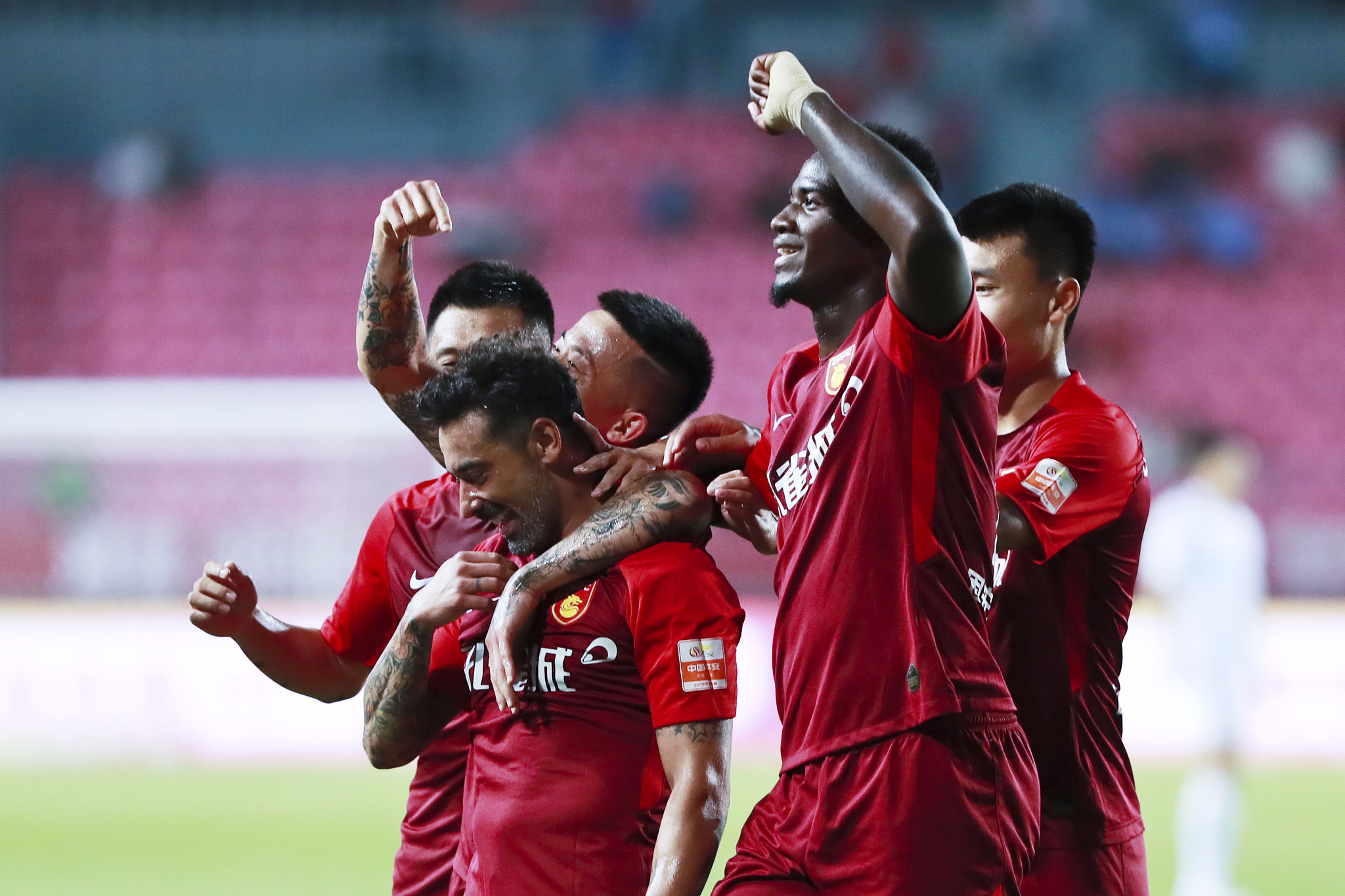 曼联比赛真的太有意思了，虽然这球很丑陋，但你就说进没进吧（曼联比赛戏剧性十足，这球虽丑，问题是进没进？）