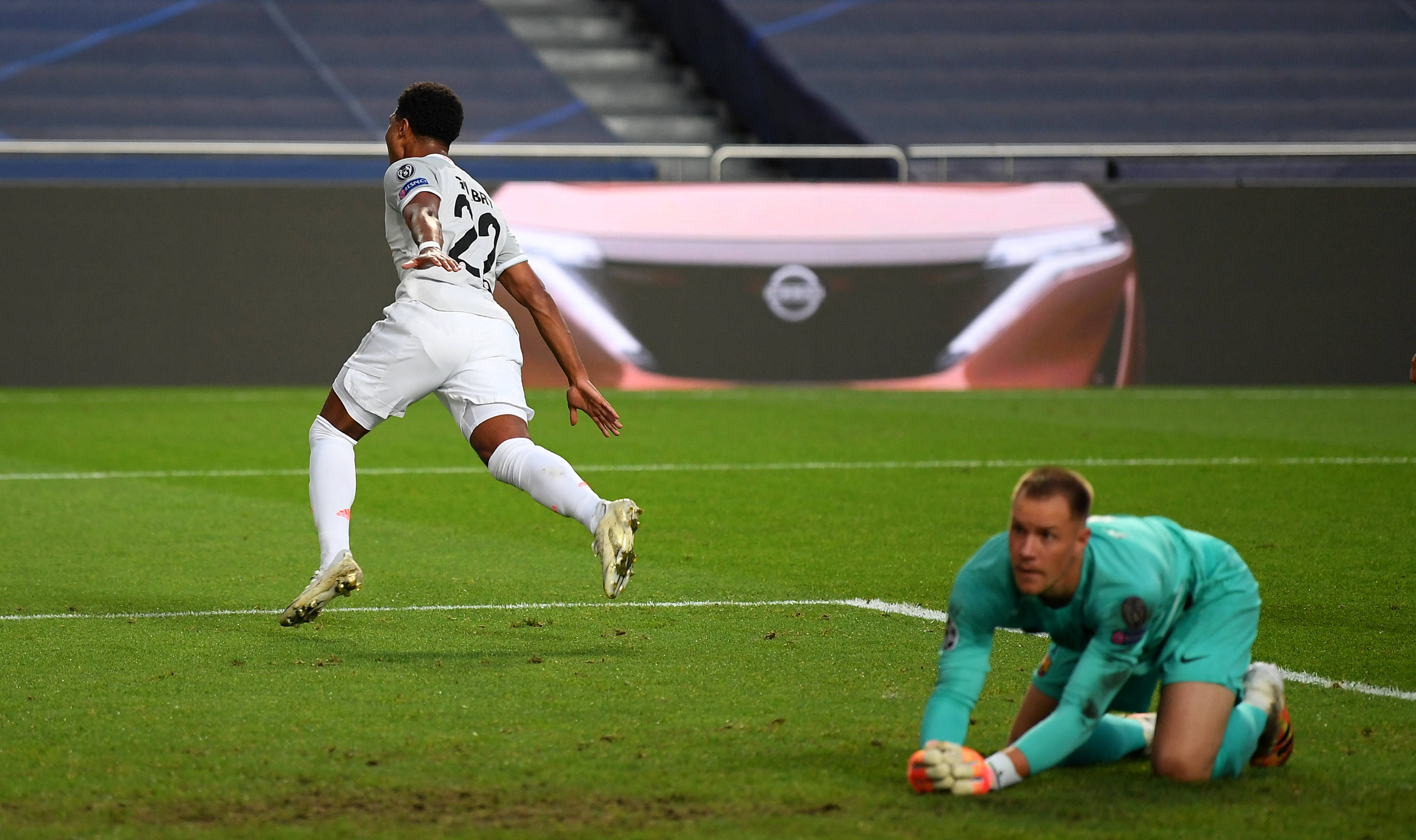 杜兰特关键中投命中，全场欢呼（杜兰特关键时刻中投命中，全场沸腾）