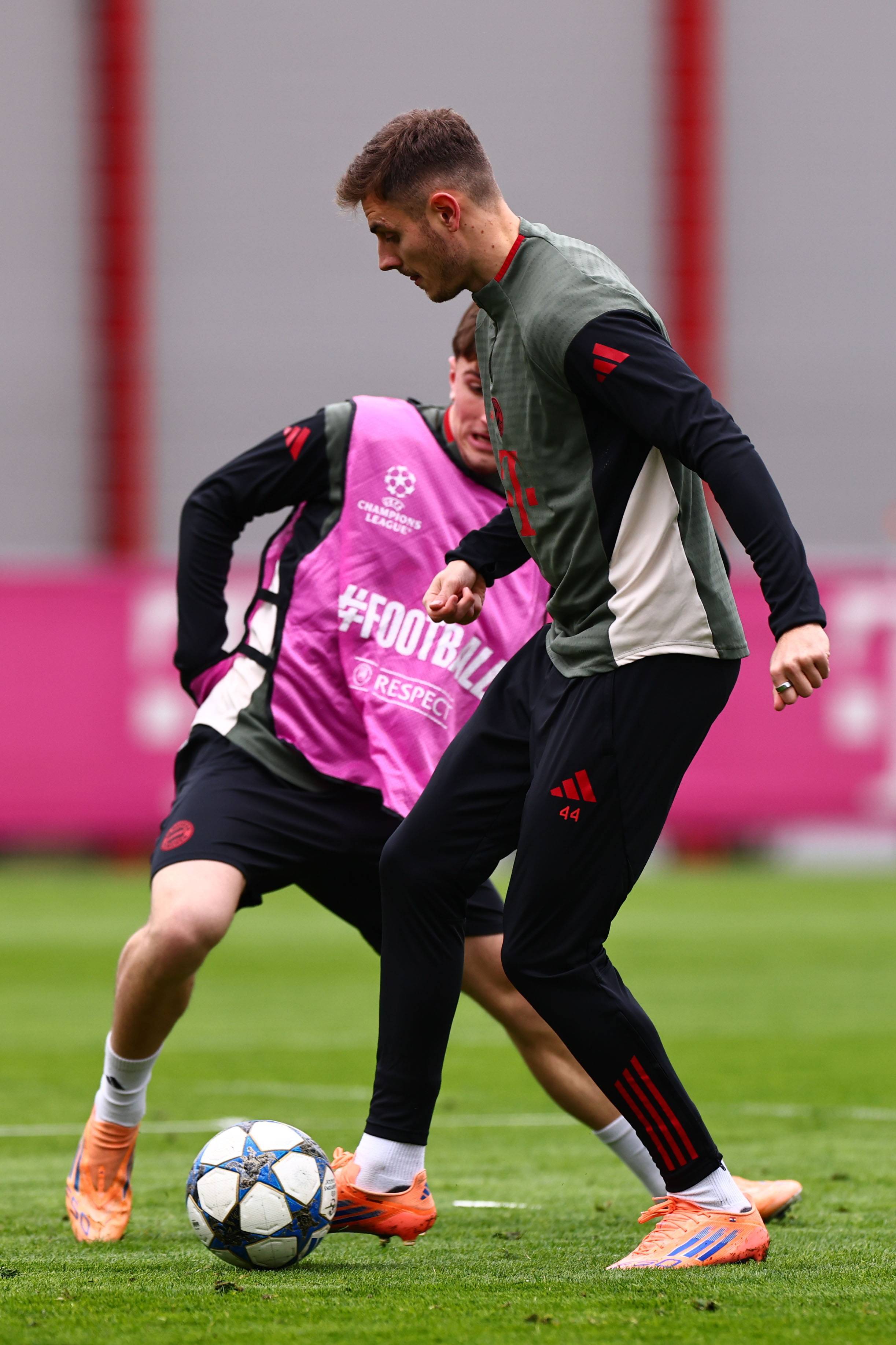 外媒：国米正在尝试引进哈伊杜克18岁中卫布拉尼米尔（据外媒报道，国际米兰正寻求签下哈伊杜克18岁中卫布拉尼米尔）